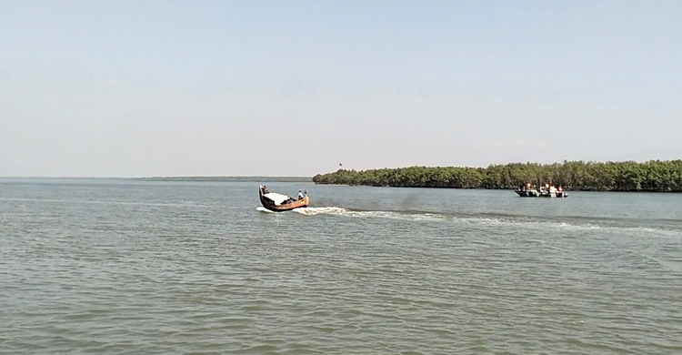 টেকনাফের নাফ নদী থেকে ১১ জেলেকে ধরে নিয়ে গেলো আরাকান আর্মি